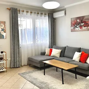 Quiet & Spacious Center - 4 Min Walk Appartamento